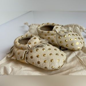 Freshly Picked gold dot ecru leather baby moccasins, EUC, US sz Baby 4, FP Sz 2